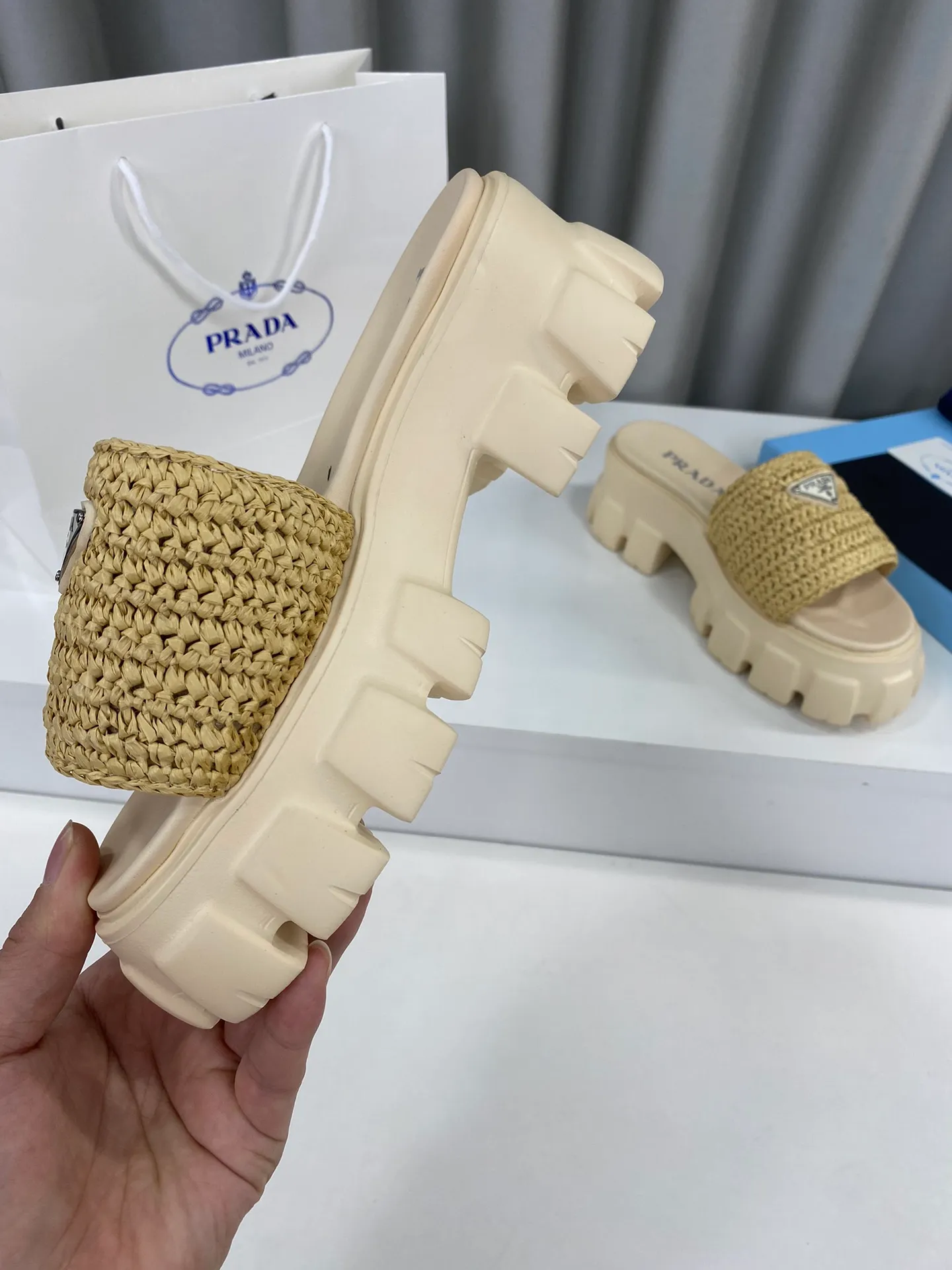 💕💕Factory direct selling price p460💕💕 Prada's latest tooth-woven thick-soled triangle buckle slippers☑️ Latest environmentally friendly PP material, fully handmade crochet, just like knitting sweaters, slow work and meticulous work, retro fashionable thick-soled shoes, with rubber uppers, making the whole pair of shoes light and comfortable. Bright colors, a variety of choices to meet the needs of fashionable people with different styles! The iconic metal triangle logo is paired with the shape of ancient beach slippers. Every design element is fashionable! Size: Women's 35-39 (34, 40, custom-made, non-returnable) Full set of counter original packaging